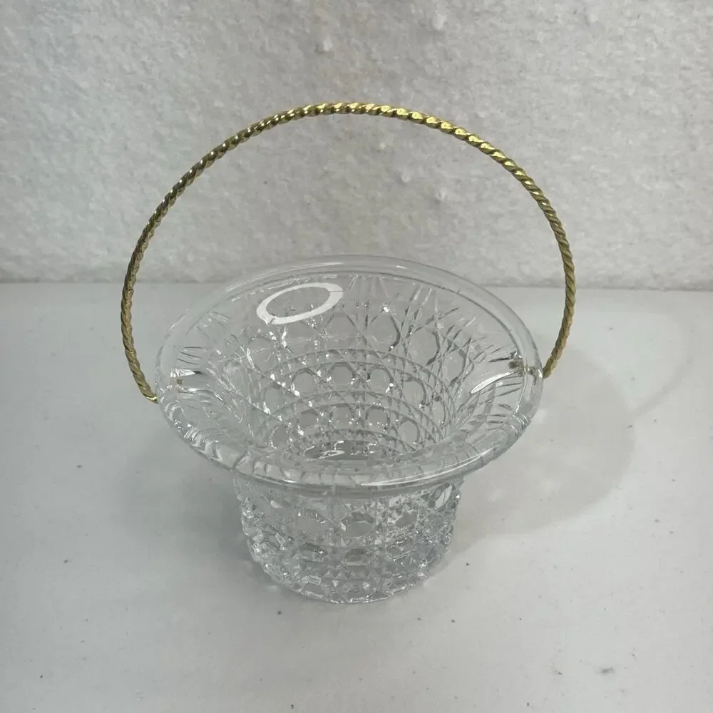 VTG Avon Fostoria Daisy & Button Pattern Mini Basket Candle Holder 6 1/4